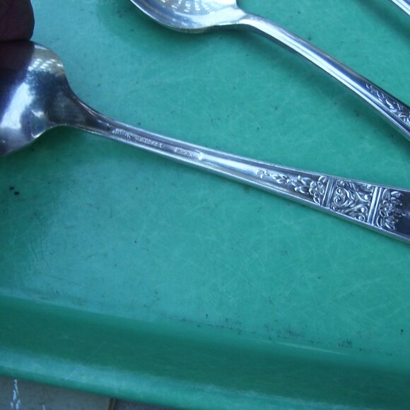 12 VINTAGE SILVERPLATE Wallace SWEETHEART Teaspoons Silverplate 1946 NICE - Picture 3 of 3